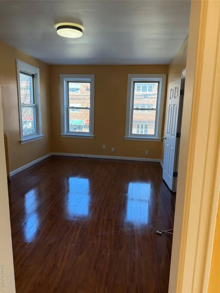 822 E 215th Street Bronx NY 10467