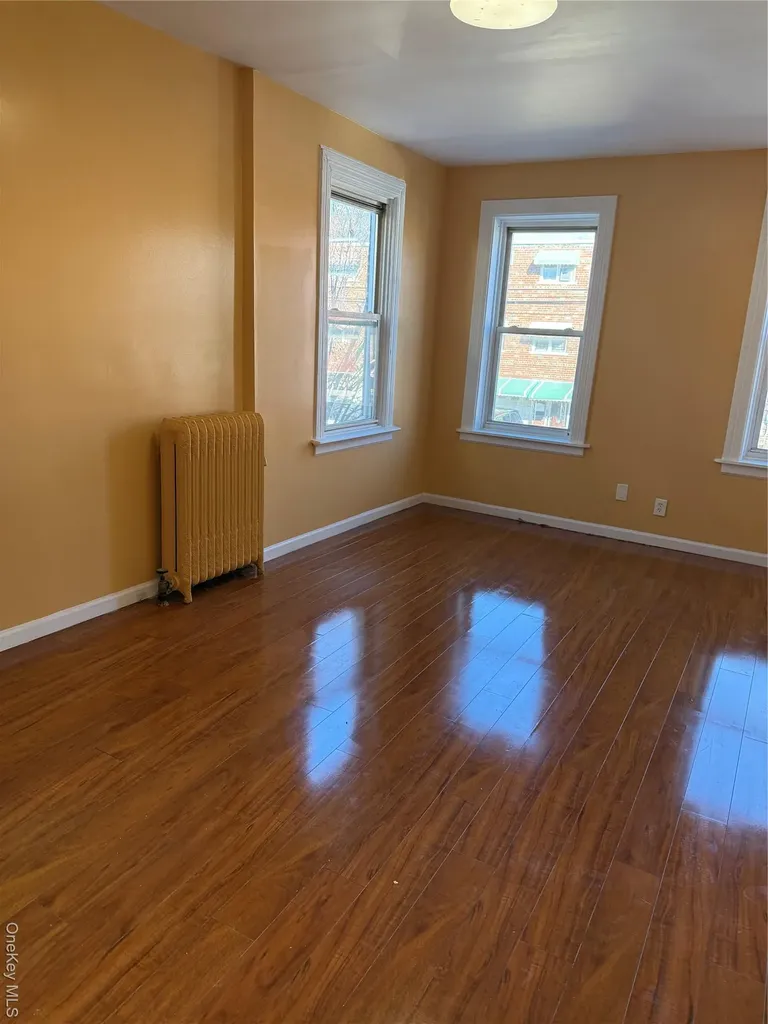 822 E 215th Street Bronx NY 10467