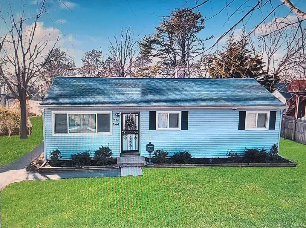1678 N Thompson Divide Bay Shore NY 11706