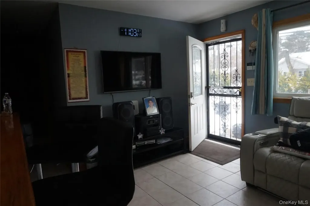 1678 N Thompson Divide Bay Shore NY 11706