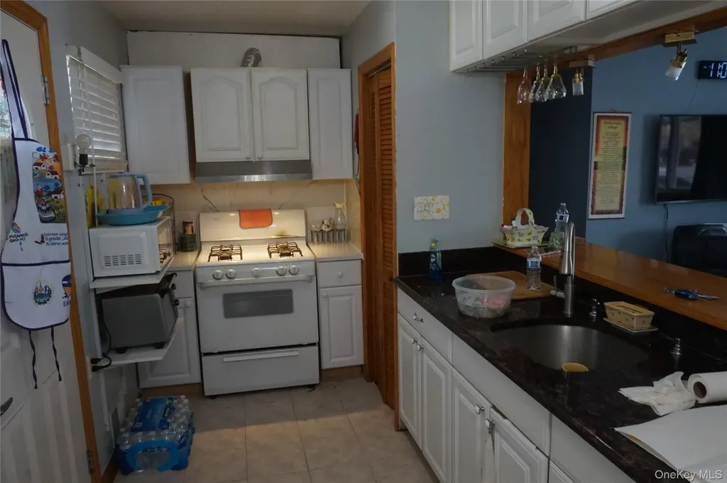 1678 N Thompson Divide Bay Shore NY 11706