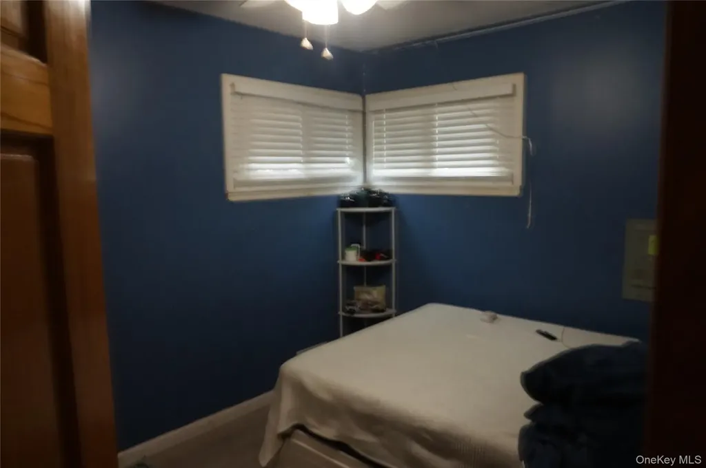 1678 N Thompson Divide Bay Shore NY 11706