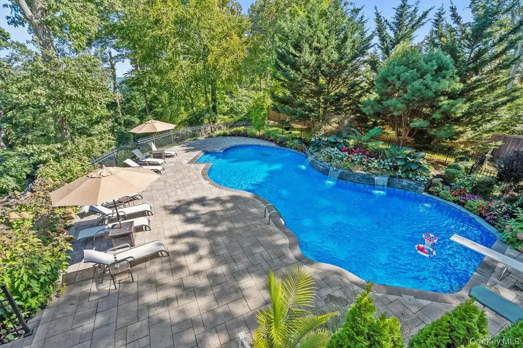 5 Coon Hollow Road Lloyd Harbor NY 11743