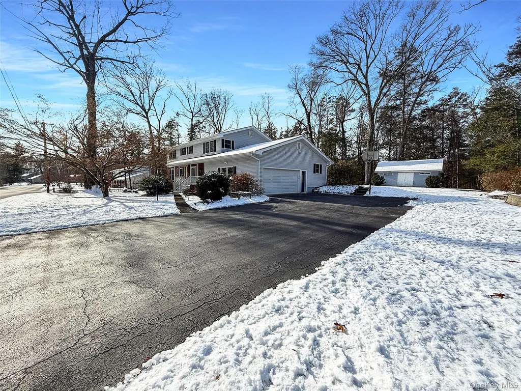 31 Pleasant Ridge Drive Poughkeepsie NY 12603