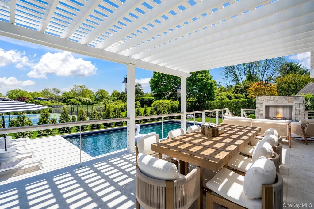 4 Carriage Lane Southampton NY 11968