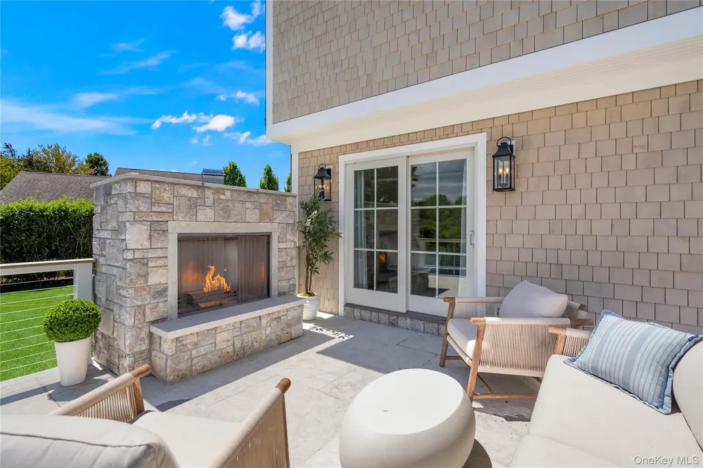 4 Carriage Lane Southampton NY 11968