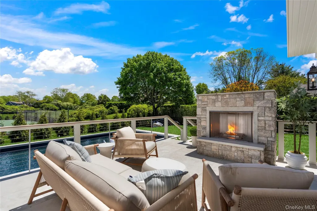 4 Carriage Lane Southampton NY 11968