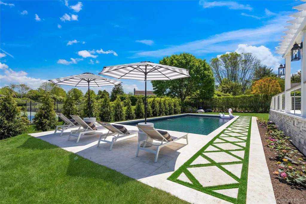 4 Carriage Lane Southampton NY 11968