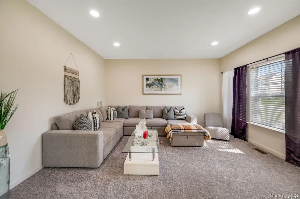 7 Pondview Circle Shirley NY 11967