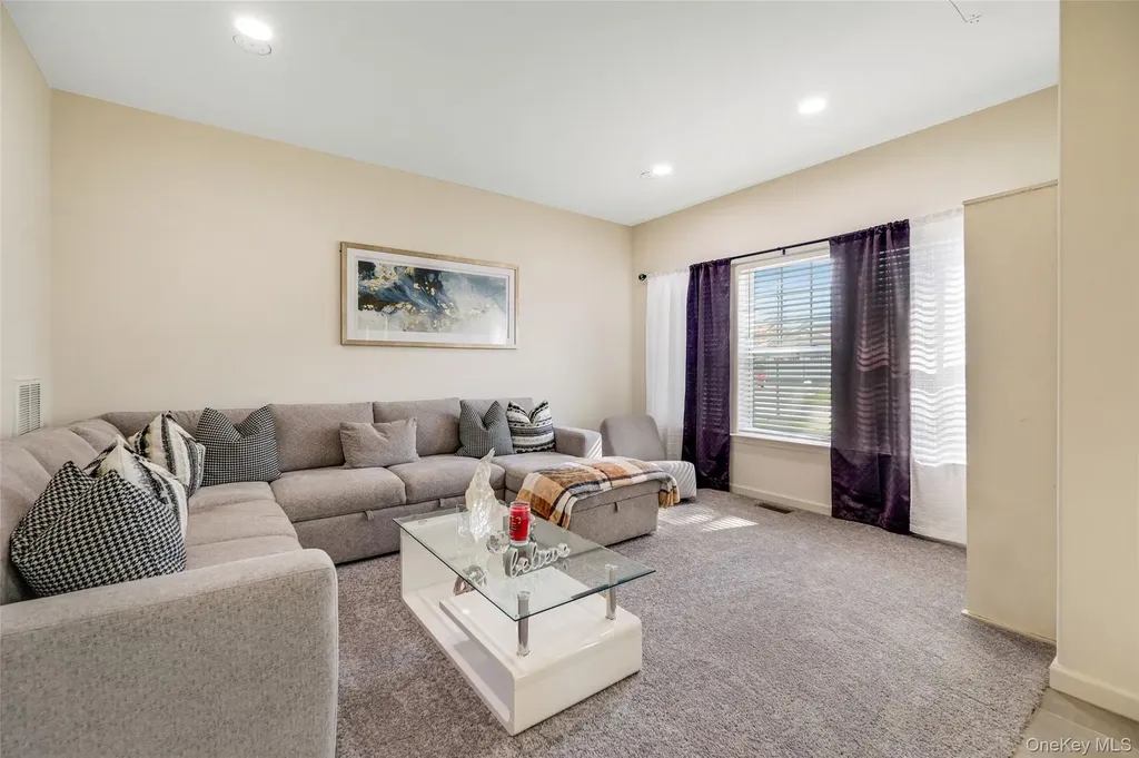 7 Pondview Circle Shirley NY 11967