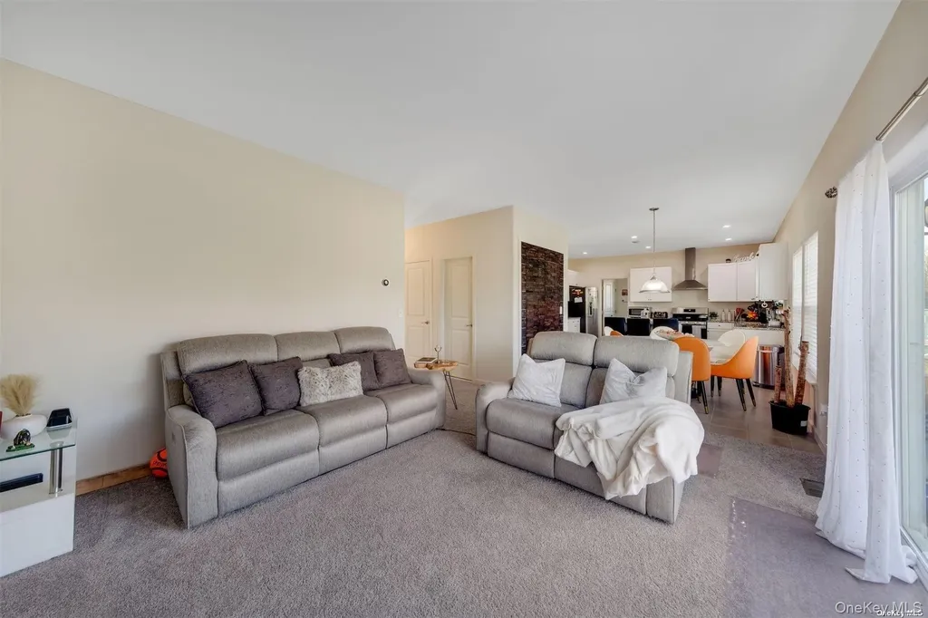 7 Pondview Circle Shirley NY 11967