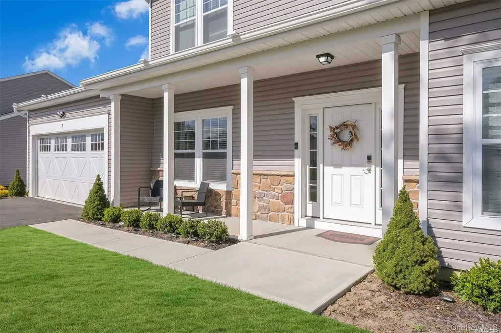 7 Pondview Circle Shirley NY 11967