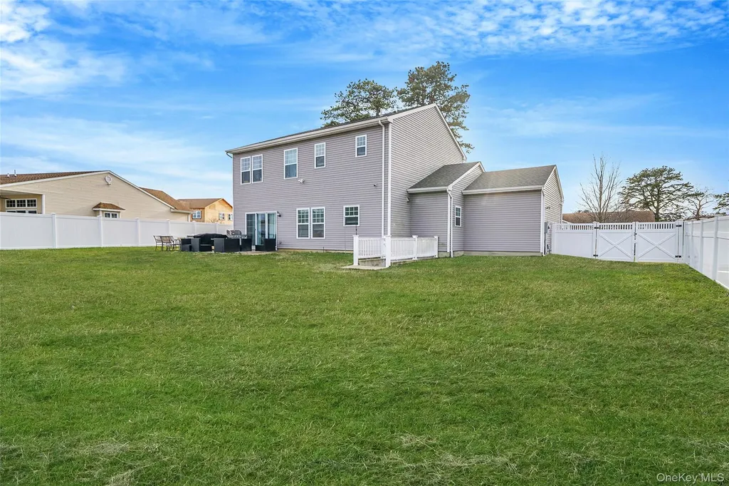 7 Pondview Circle Shirley NY 11967