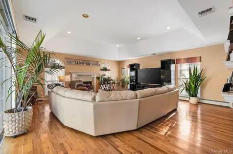 11 Moran Court Manorville NY 11949