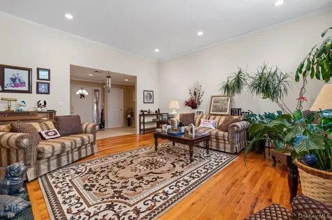 11 Moran Court Manorville NY 11949