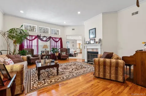 11 Moran Court Manorville NY 11949