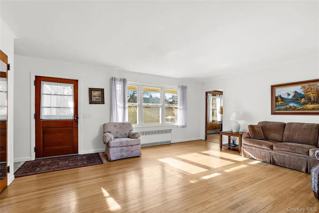 27 Simon Street Babylon NY 11702