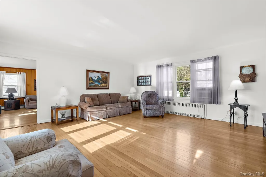 27 Simon Street Babylon NY 11702