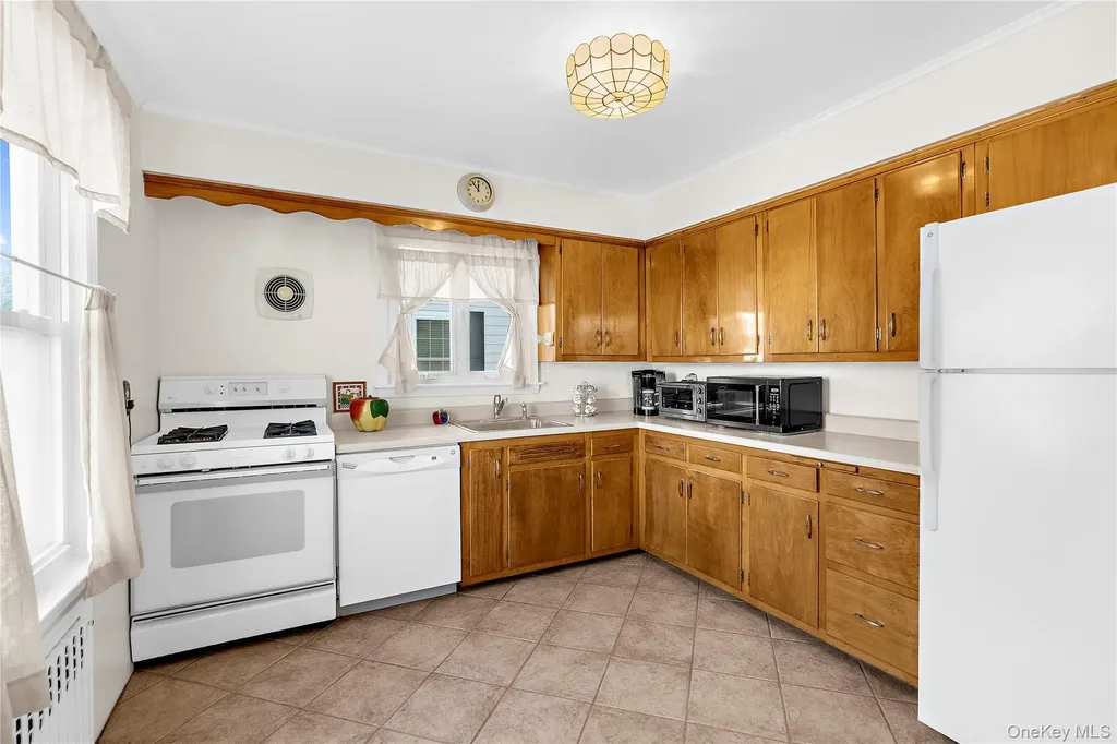 27 Simon Street Babylon NY 11702