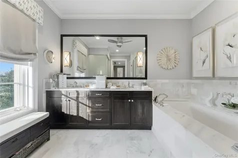 5000 Royal Court North Hills NY 11040
