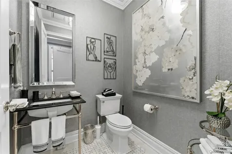 5000 Royal Court North Hills NY 11040