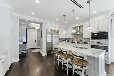 5000 Royal Court North Hills NY 11040