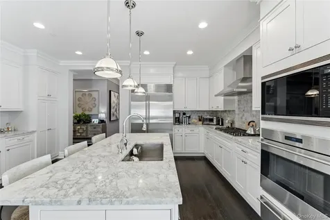 5000 Royal Court North Hills NY 11040