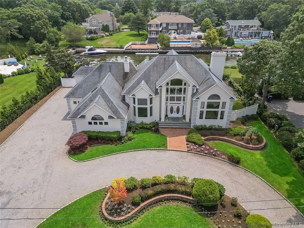 4 Mill Pond Road Hampton Bays NY 11946