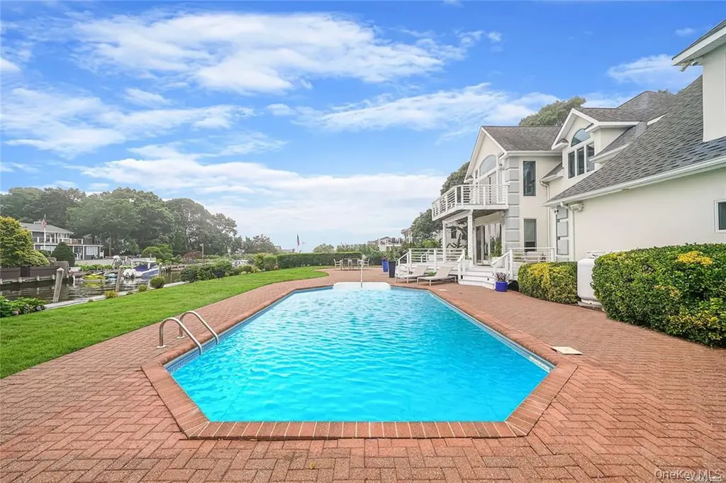 4 Mill Pond Road Hampton Bays NY 11946