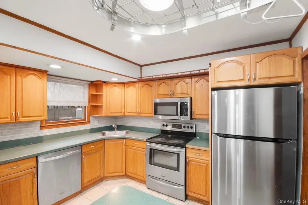250 Spur Drive S Bay Shore NY 11706