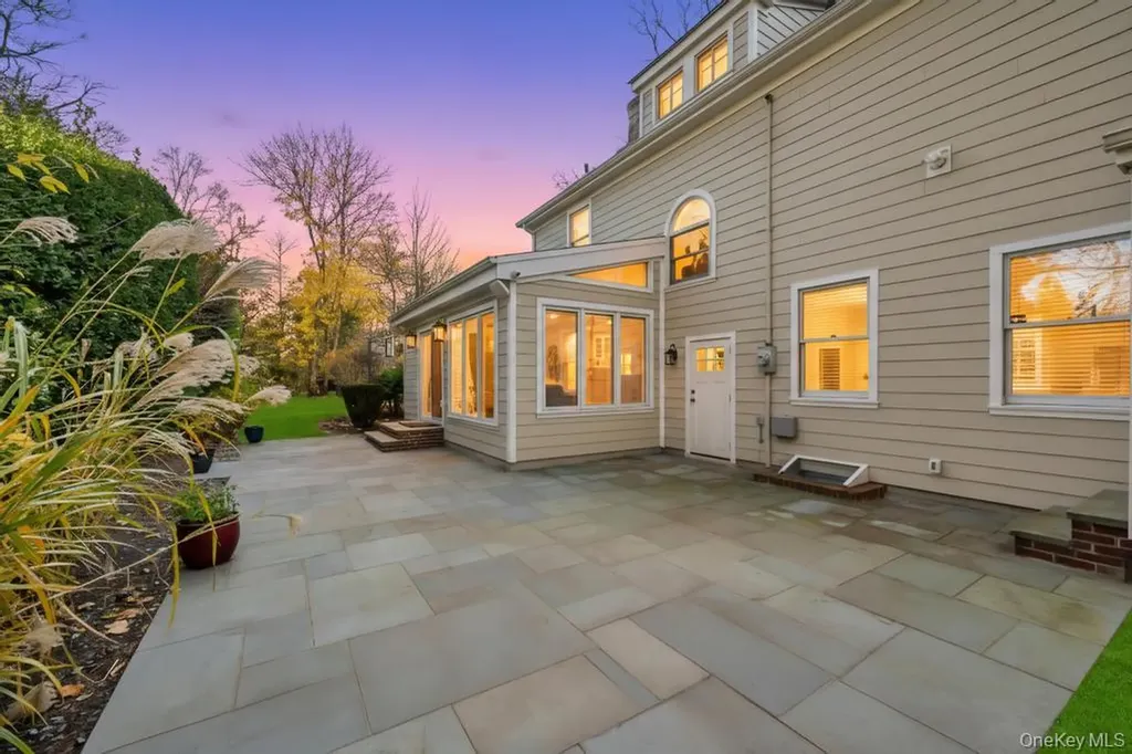 9 Sycamore Drive Great Neck NY 11021