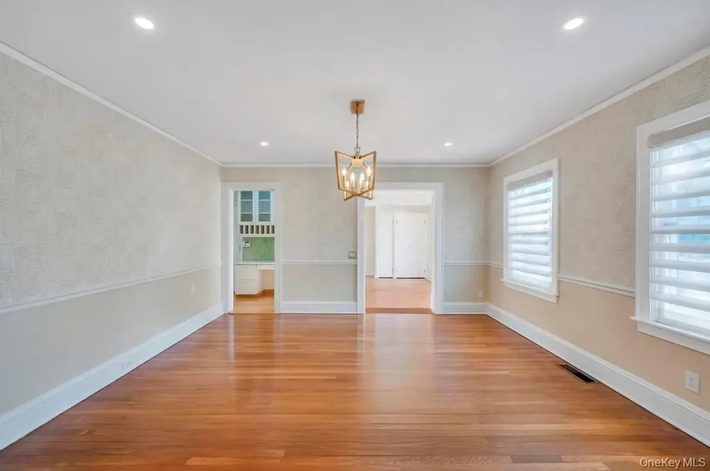9 Sycamore Drive Great Neck NY 11021