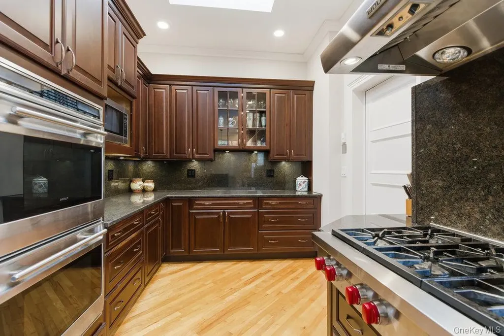 5 Cedar Lane Glen Cove NY 11542