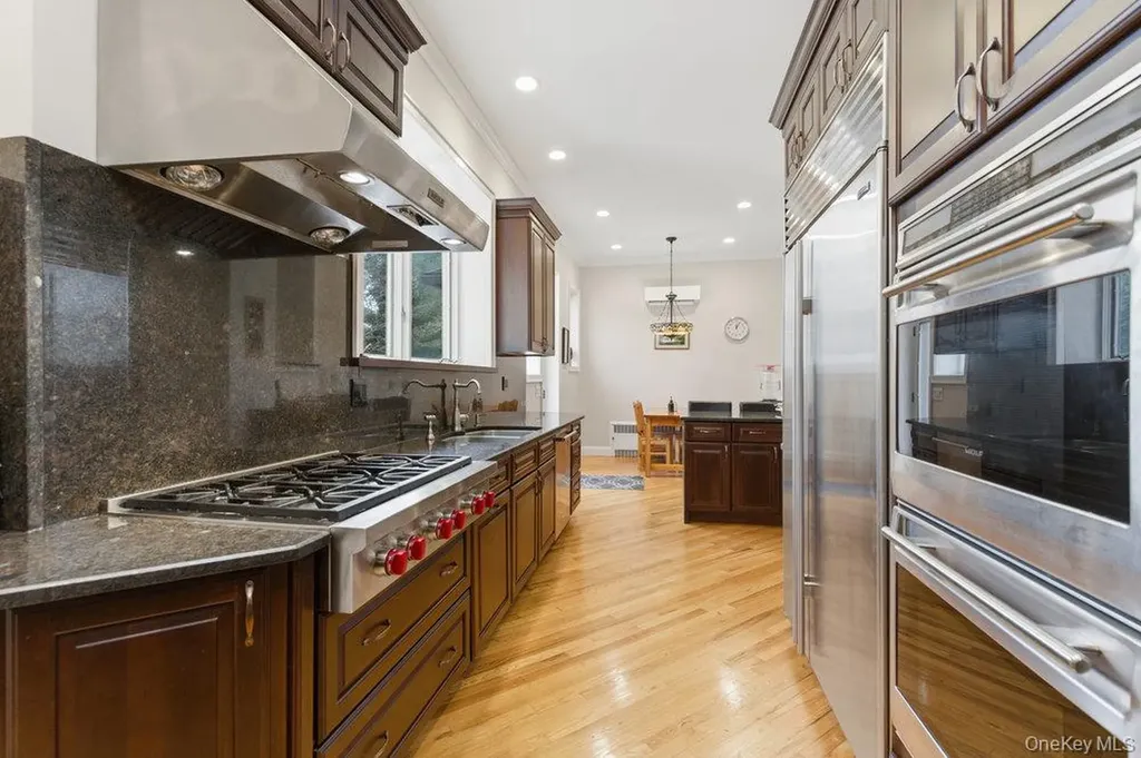 5 Cedar Lane Glen Cove NY 11542