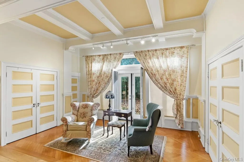 5 Cedar Lane Glen Cove NY 11542