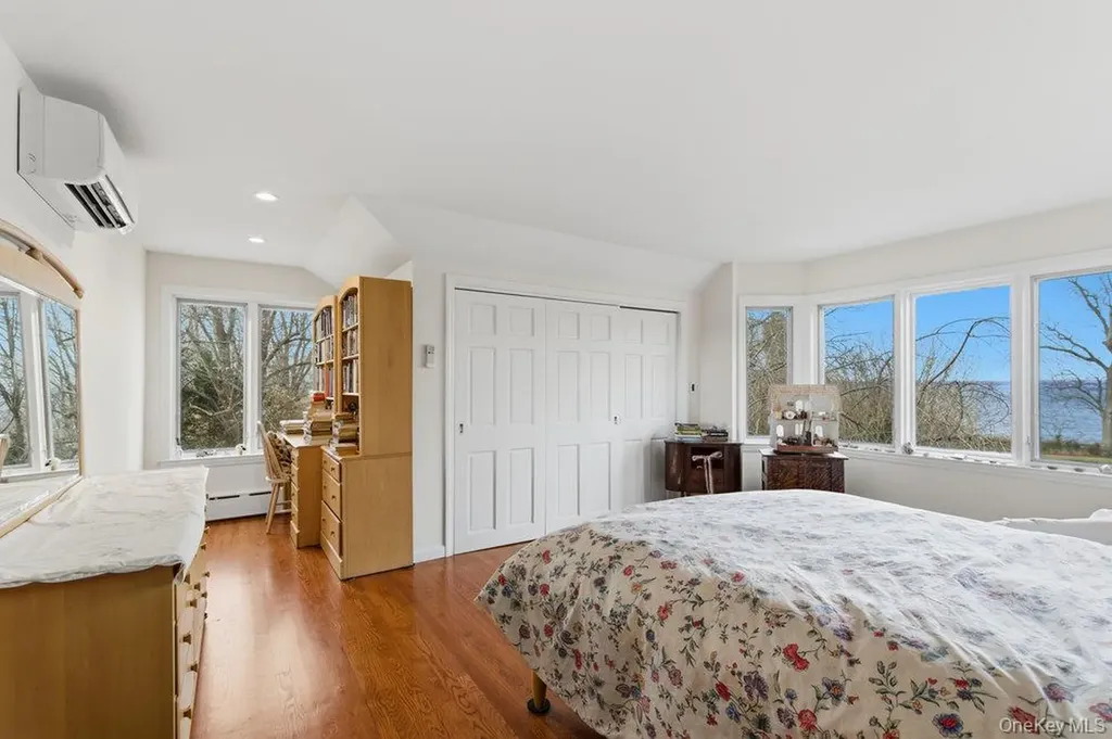 5 Cedar Lane Glen Cove NY 11542
