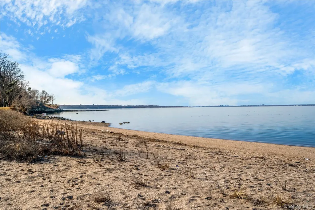 5 Cedar Lane Glen Cove NY 11542