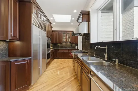 5 Cedar Lane Glen Cove NY 11542