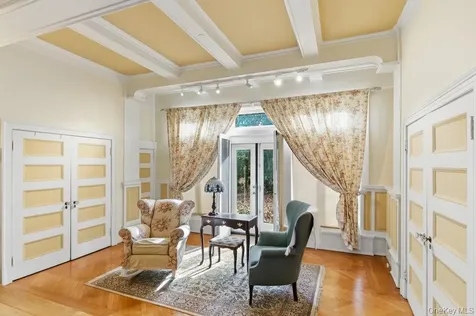 5 Cedar Lane Glen Cove NY 11542