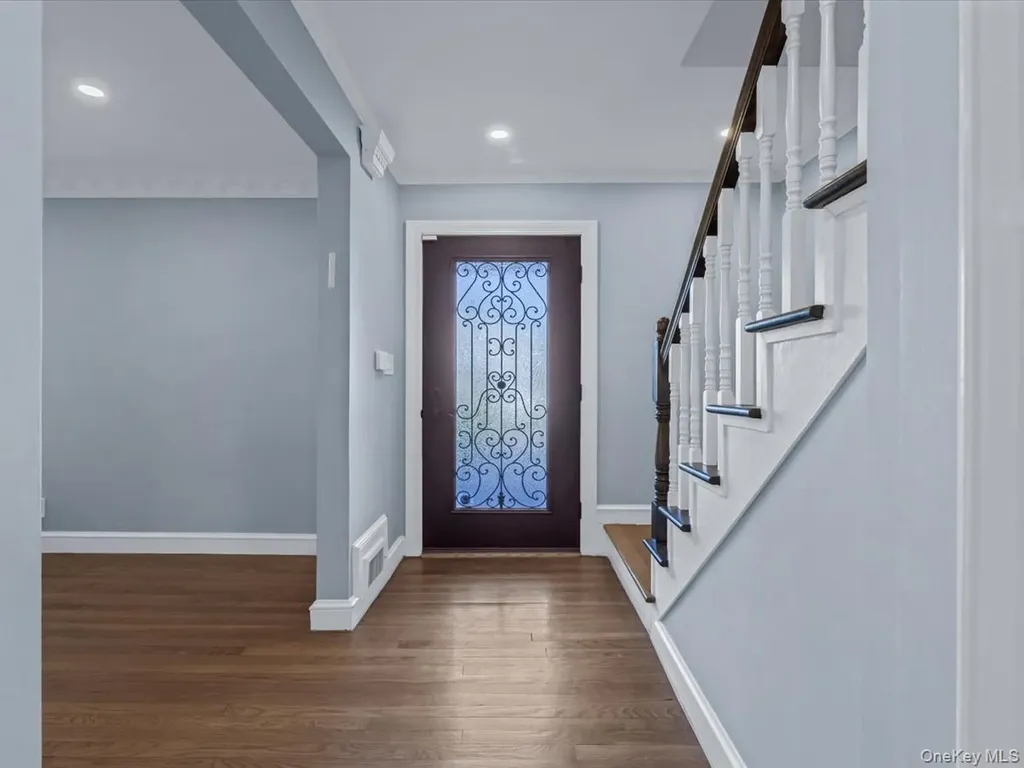 16 Wooleys Lane Great Neck NY 11023