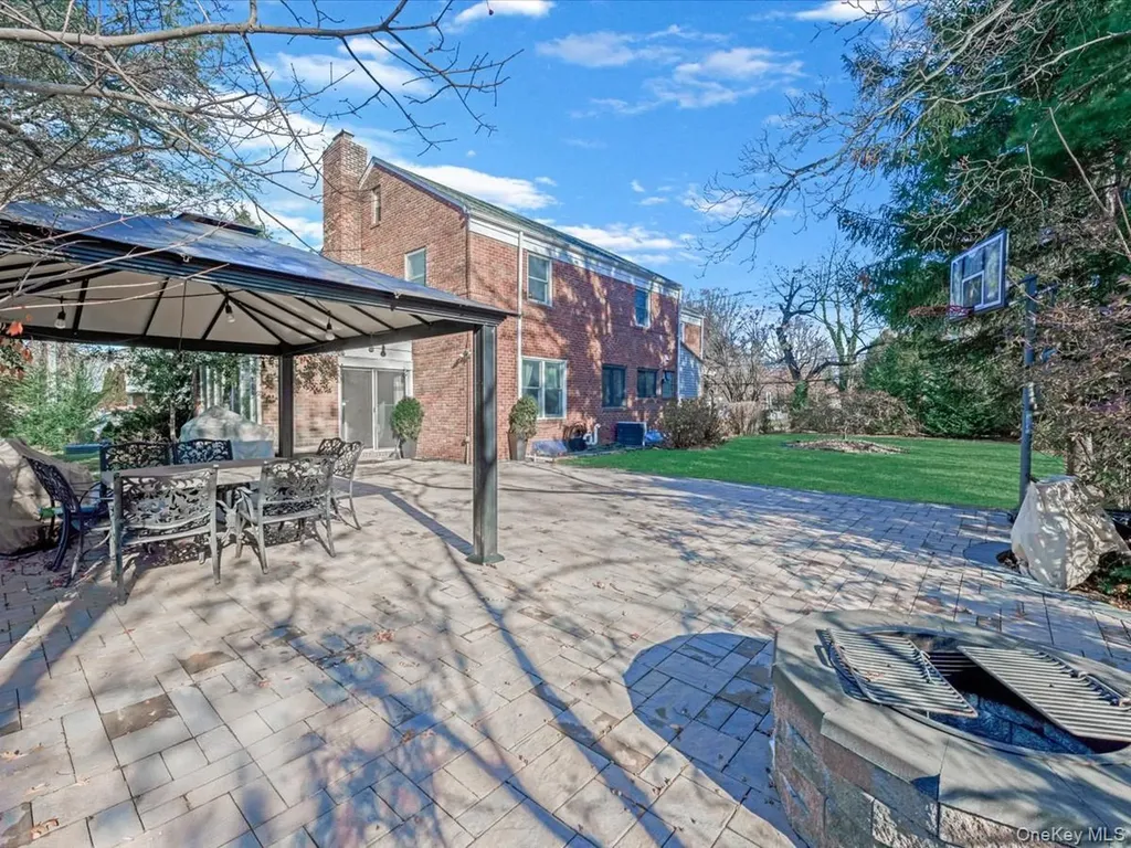 16 Wooleys Lane Great Neck NY 11023