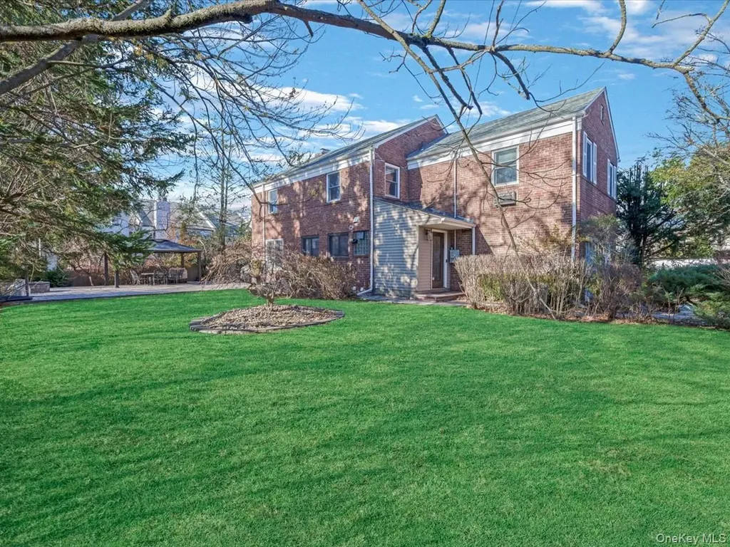 16 Wooleys Lane Great Neck NY 11023
