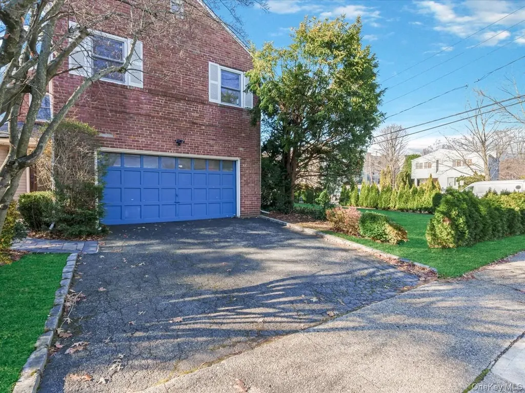 16 Wooleys Lane Great Neck NY 11023