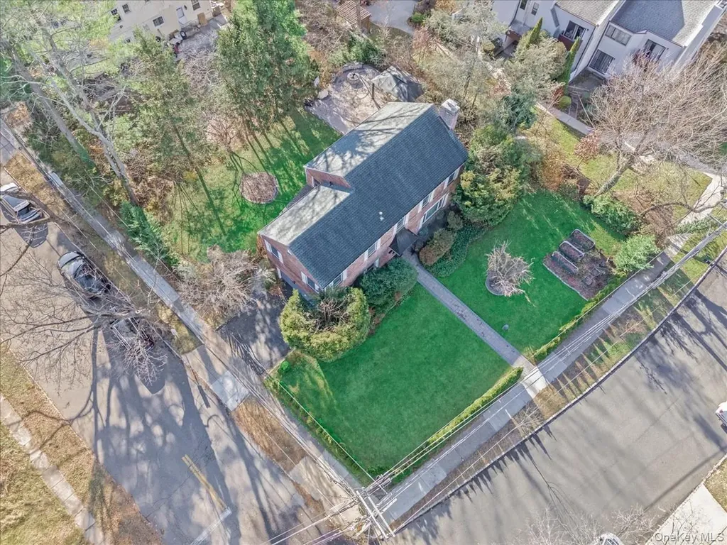 16 Wooleys Lane Great Neck NY 11023