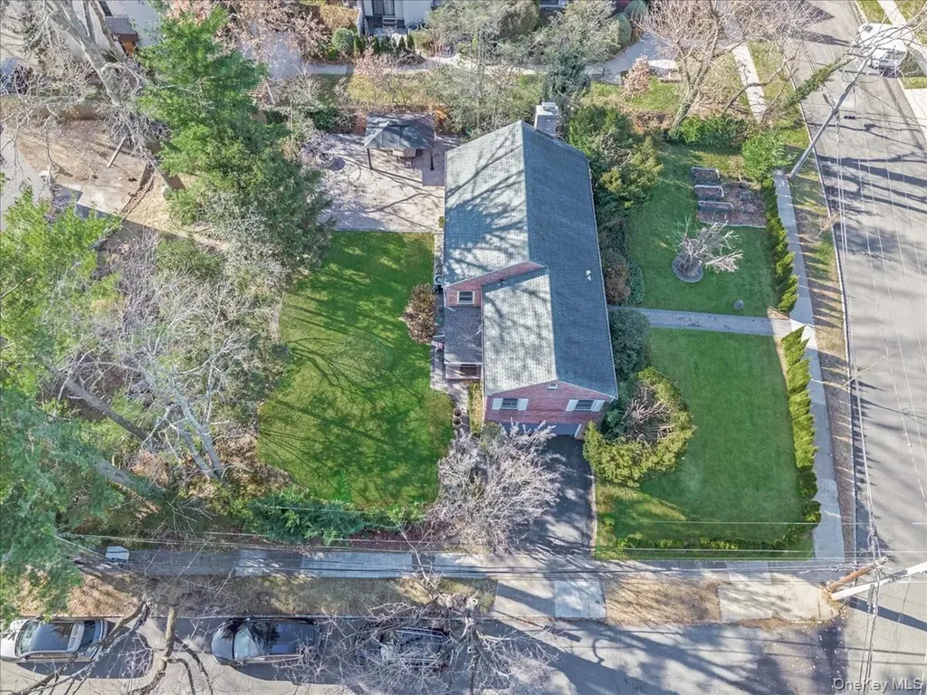 16 Wooleys Lane Great Neck NY 11023