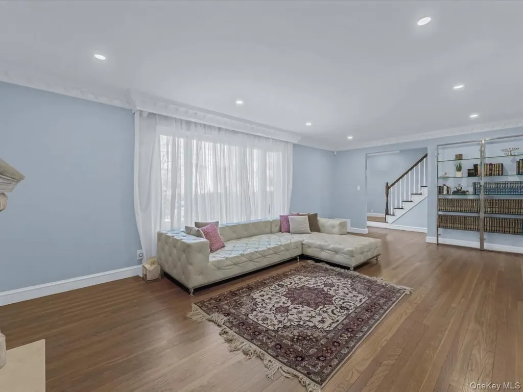 16 Wooleys Lane Great Neck NY 11023