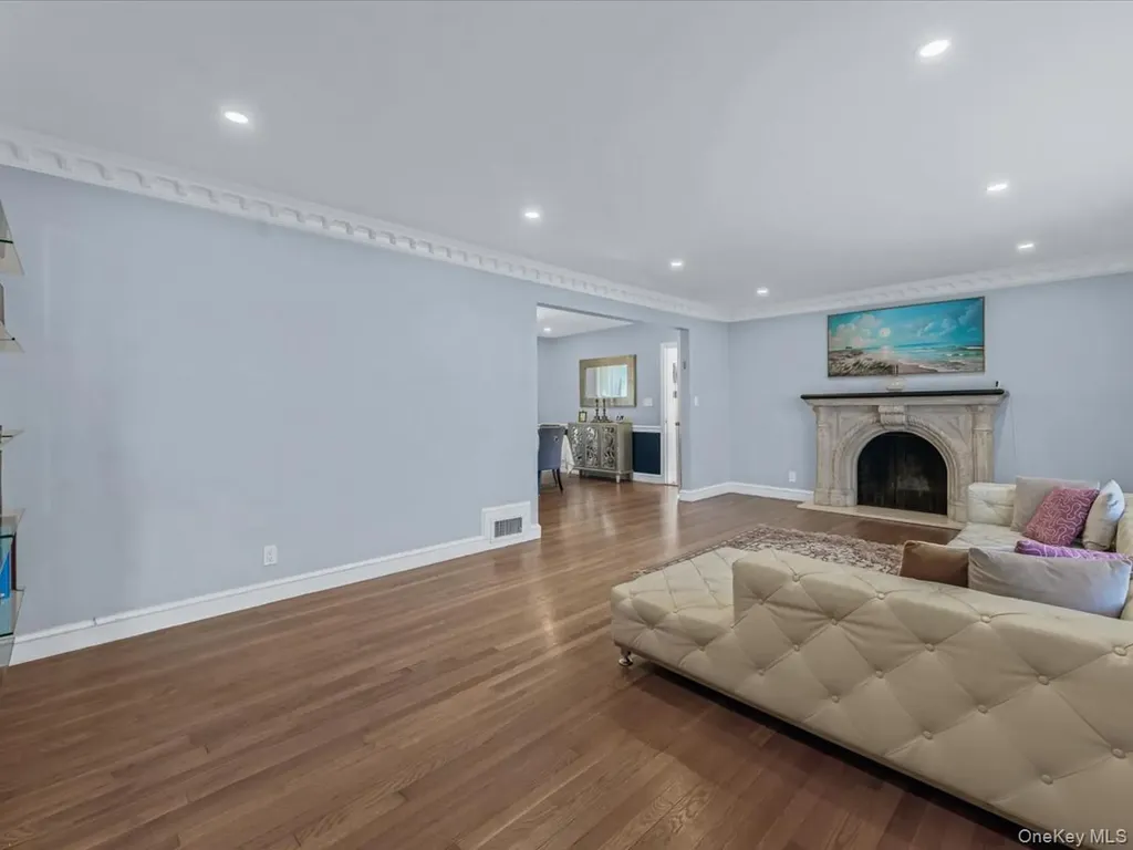 16 Wooleys Lane Great Neck NY 11023