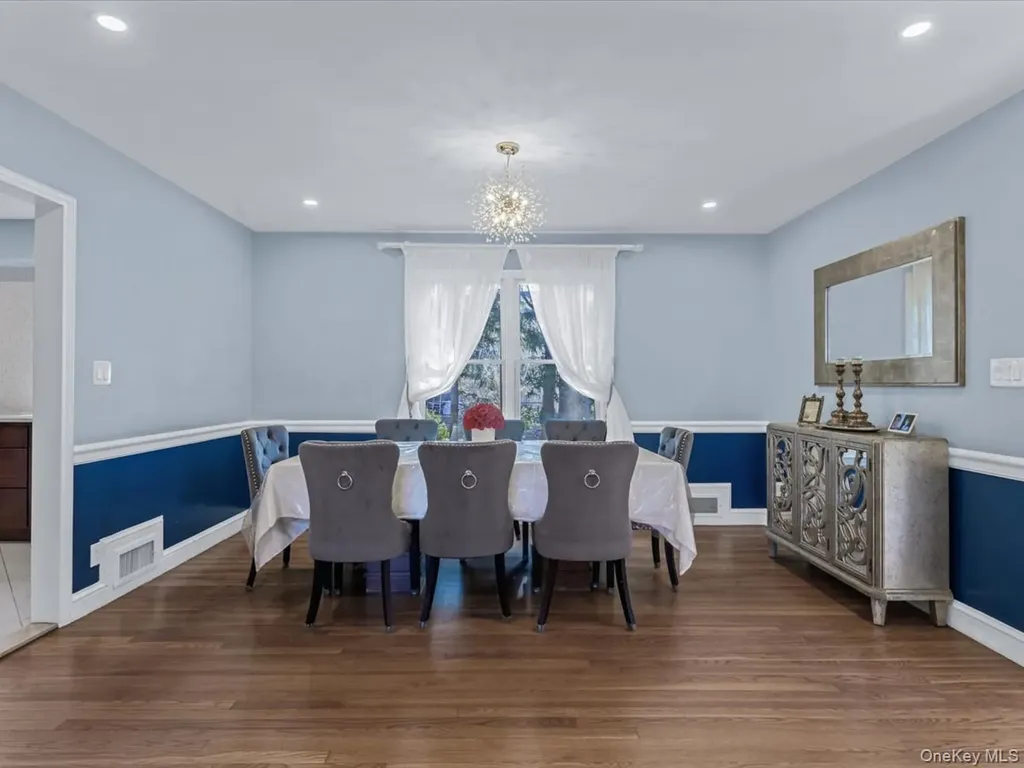 16 Wooleys Lane Great Neck NY 11023