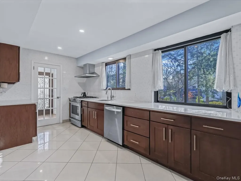 16 Wooleys Lane Great Neck NY 11023