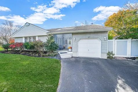 4 Malcolm Street Bellport NY 11713